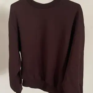 En mörkbrun mysig sweater. I nytt skick från Gina Tricot men säljer pga för kort för mig. Tar endast kontanter.
