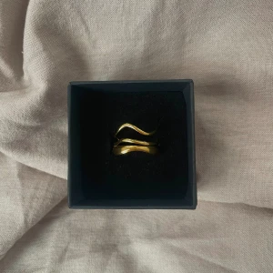 Nomi ring rostfri  - Ring i Ion plated 304 Stainless steel💞 45kr/st, finns endast en kvar i lager ☺️ kolla gärna in mina andra annonser för fler liknande smycken och min instagram (ebnorth) där jag främst sköter försäljningen 💕💕mer info om ringarna hittar ni på hemsidan ☺️