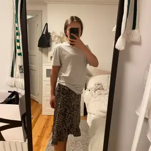  Jätte snygg Leopard kjol  som är typ ner till knäna! Köpte den förra året och har inte andvädigt jätte många gånger! Är storlek 152 men passar större storlekar också!Skriv till mig privat om frågor! ❤️
