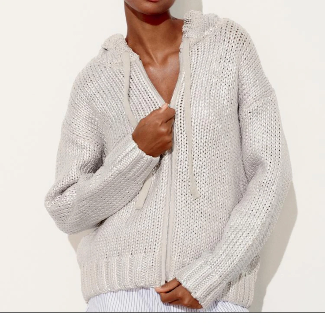 Silvrig stickad kofta - 90