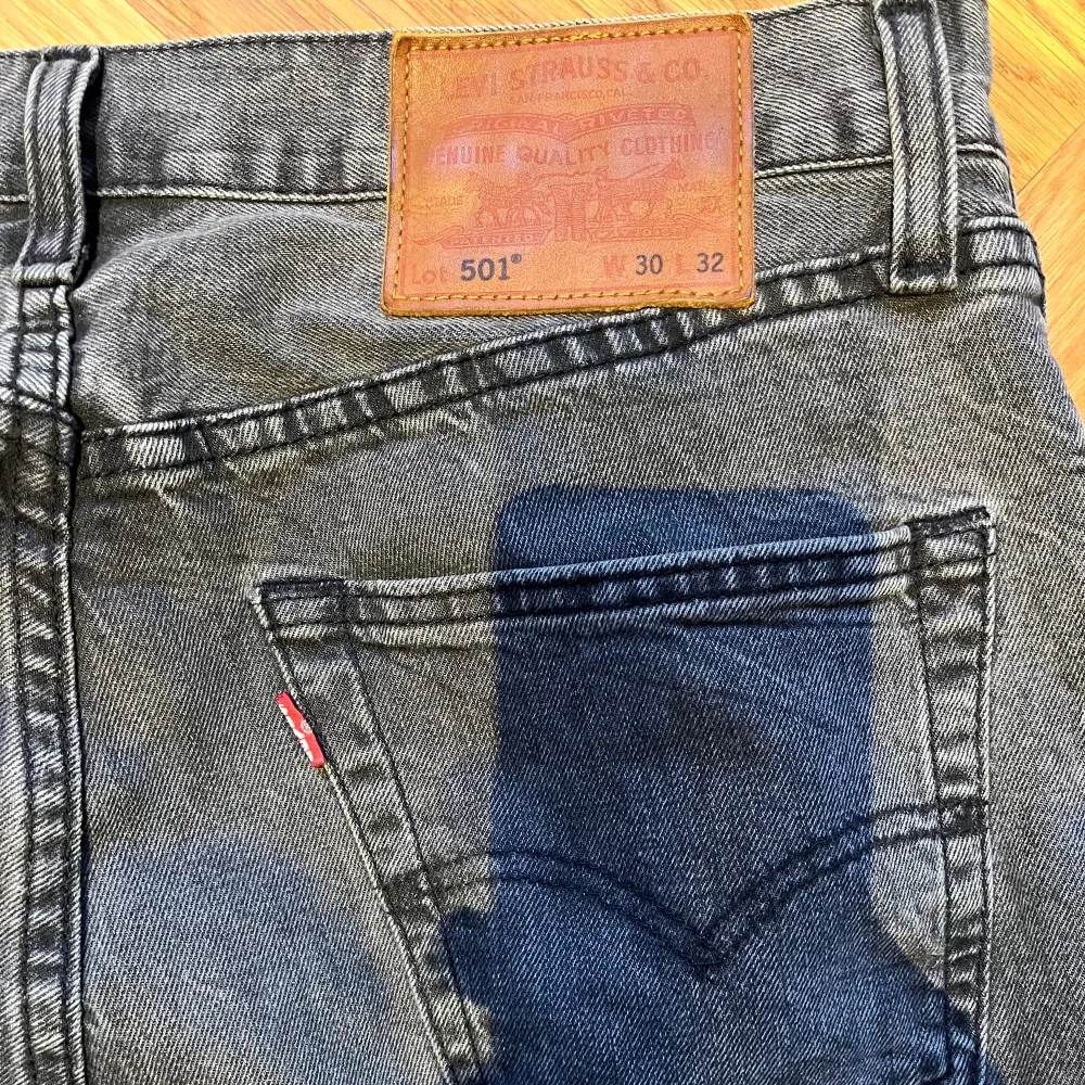 Jeans Märke: Levis Model: 501 Färg: Grå Skick: Bra Material: Bomull Storlek W30 L32. Jeans & Byxor.