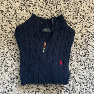 Polo Ralph Lauren  - Säljer nu denna fina half zip från de trendiga märket Ralph Lauren! Skicket är 8/10! Ända nackdelen är att dragkedjan kan bli lite trög men går alltid upp ändå. Nypris ligger runt 2000! Här säljer jag den för ändast 399. Storleken är M funkar med S! 