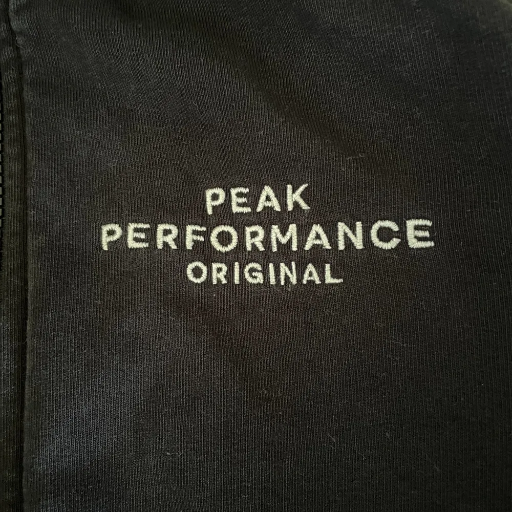 Säljer min peak performance tröja då jag har växt ut den, den är använd ett fåtal gånger. . Hoodies.