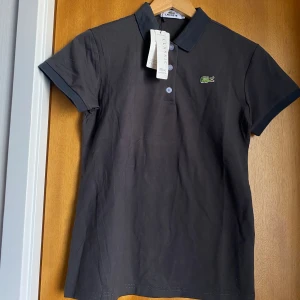 Lacoste Classic tröja  - Oanvänd med prislapp kvar. Tror inte att den är äkta men osäker. Står storlek XL men tror att det kan vara barnstorlek, passar nog S/M bäst. 