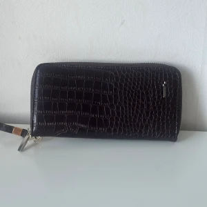 Maku plånbok -   Använd Maku plånbok i nyskick Perfekt för att hålla dina pengar och kort organiserade