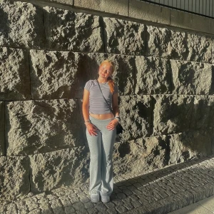 Grå fitted t-shirt - Säljer denna jätte fina gråa t-shirten i storlek S men sitter åt lite tajt. Använd fåtal gånger och har inga defekter. Säljes då den inte kommer till användning💓 Pris kan diskuteras och det är bara att skriva vid intresse av fler/andra bilder!