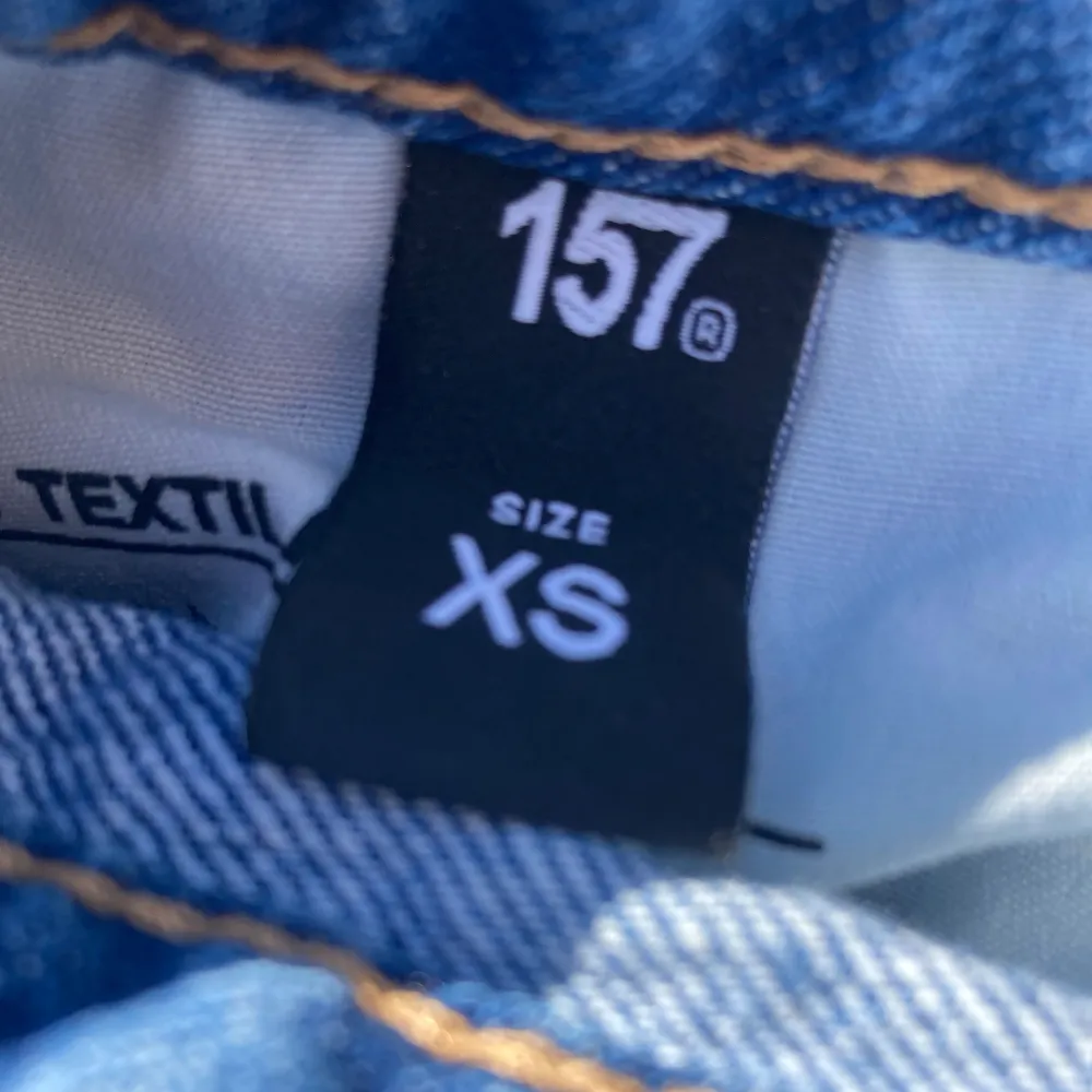 Säljer ett par byxor från lager 157 i storlek XS. Har själv limmat fast lappar för hålen. Kontakta om du är intresserad!🥰. Jeans & Byxor.
