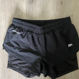 Träningsshorts - Svarta träningsshorts. Köpa secondhand för någon vecka sedan men var tyvärr för små :( väldigt fin modell