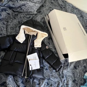 Moncler jacka  - Hej! säljer nu en jacka som tyvärr inte kom till användning en enda gång så den är helt splitter ny, köpt på NK i Stockholm kvitto finns på det också!  Nypris: 5499kr  storlek: 86/92  Ej prutbart!
