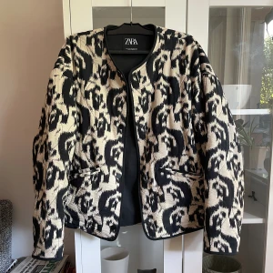 Tunn jacka  - Mönstrad svart och vit svalare jacka från Zara. Perfekt till sommaren! Tryck gärna på köp nu 🥰