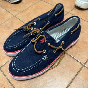 Polo Ralph Lauren loafers i storlek 42. Säljs för 750kr.