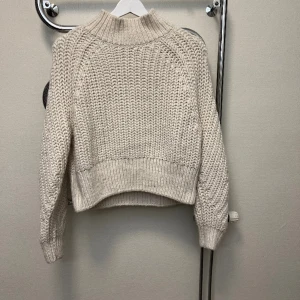 Vitstickad tröja  - Fin vit stickad tröja från H&M, köpt för ganska längesen men har aldrig använt den så den är i väldigt bra skick! Storlek xs. 