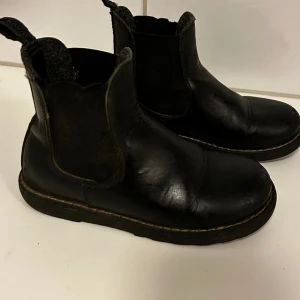 Kavat ullfodrade stövlar  - Använda men i gott skick.  Ullfodrade korta stövlar i storlek 28