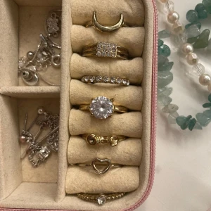 Ringar  - Säljer lite olika ringar i olika storlekar både guld och silver. Skriv gärna vid intresse!🩷pris går att diskutera 