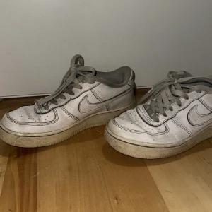 Nike AIR force - Bra skick lite slitna o smutsiga men går att tvötta