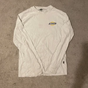 Dickies sweatshirt - Hej! Säljer denna pga ingen användning, finns en fett fläck på tröjan på framsidan om ni kollar noga. Kom privat vid intresse!🤍💕 Frakt tillkommer!