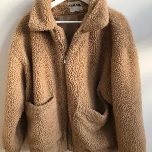 I AM GIA Teddy jacka  - Skicket är helt okej, väldigt varm och mysig jacka🥰