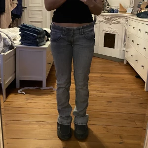 Lågmidjade jeans - Jättesnygga Lågmidjade pepe jeans. De är insydda i midjan men går att sprätta upp enkelt om man vill. Ja på bilden är 165💞 Nypris är 900  Innerben: 78   Rakt över midjan: 39 (insydda)