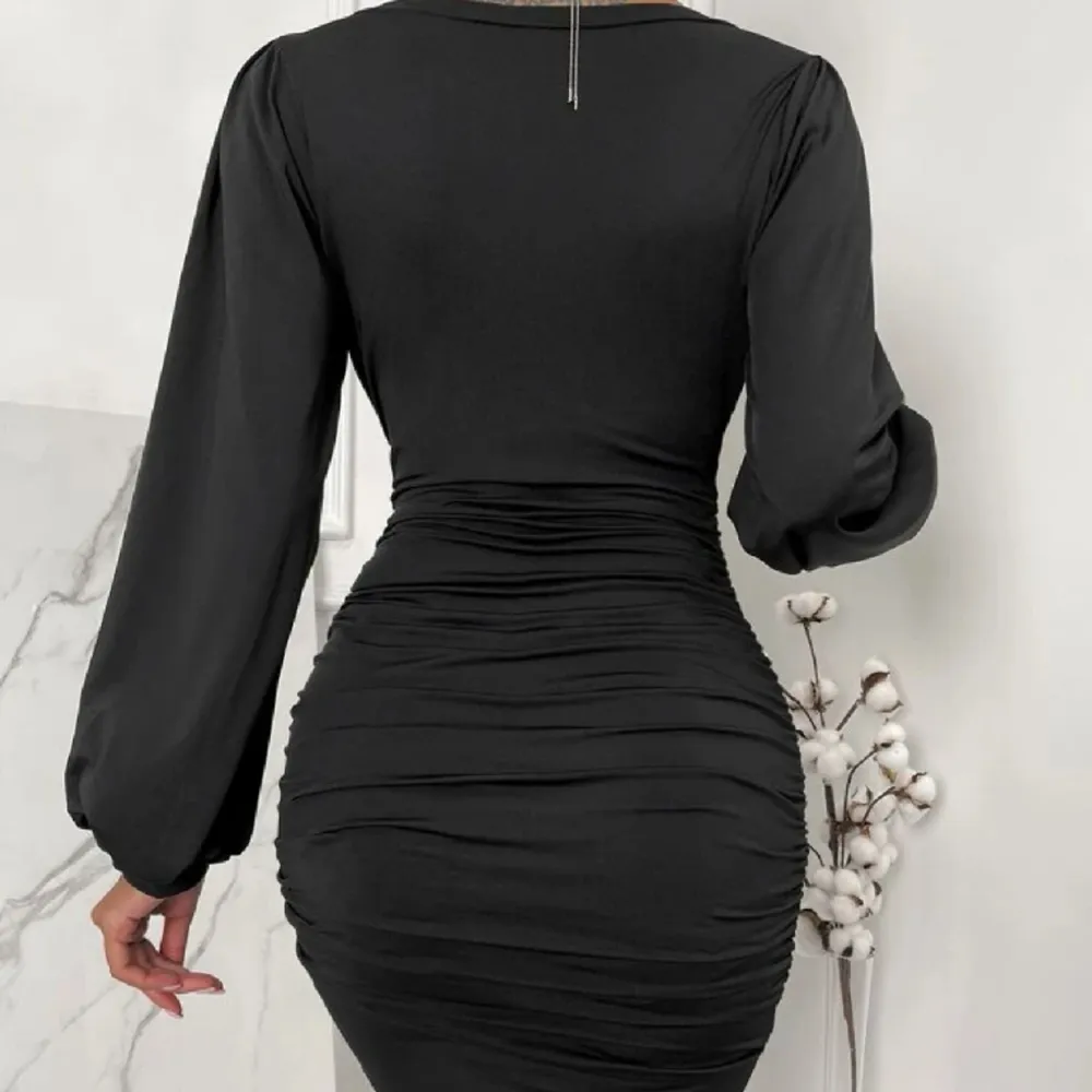 Jätte fin svart figursydd klänning med en fin v-ringning. Sitter jätte fint Storlek S Använd 1 gång . Klänningar.