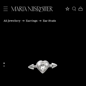 Maria Nilsdotter PIERCED HEART EAR STUD örhänge  - Jag säljer nu mitt fina Marianilsdotter örhänge i silver - clear quartz, då hag istället vill ha den med en röd sten. (Därmed även villig att byta) Prioriterar snabb affär.