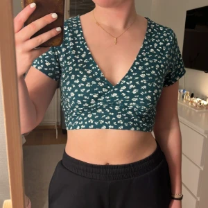 Blommig topp  - En söt blommig topp den är i strl XS men jag har strl S/M och den passar på mig😁 Säljer för 50 + frakt ❣️