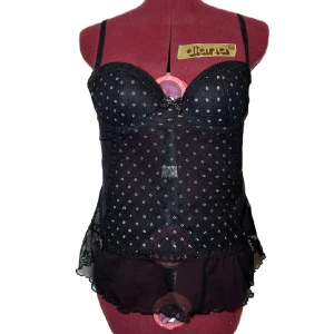 Vintage topp - Jättegullig vintage topp i mesh. Fina detaljer med rosetter och spets. Strl gissar jag passar xs-m.