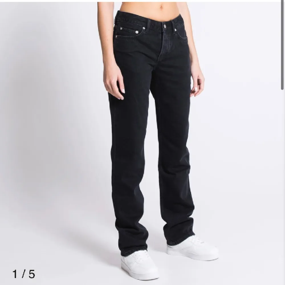 Säljer mina icon jeans som är lowwaist och nästa ny skick från lager 157 då dem är för stora. Inga defekter på dem!  Jag är 172 och dem sitter bra i längden men midjan är för stor. Dem är slutsålda på hemsidan med! Köpa för 400kr.. Jeans & Byxor.