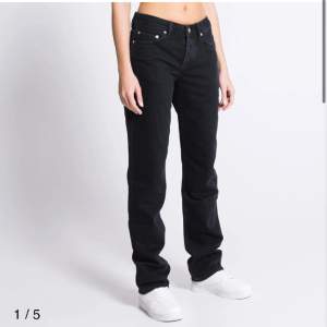 Säljer mina icon jeans som är lowwaist och nästa ny skick från lager 157 då dem är för stora. Inga defekter på dem!  Jag är 172 och dem sitter bra i längden men midjan är för stor. Dem är slutsålda på hemsidan med! Köpa för 400kr.