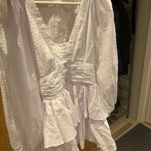 Klänning showpo!!!🤍 - Säljer nu min underbara studentklänning från showpo. Såå fin!!! Och endast använd en gång💕🪩 Skriv för fler bilder eller om du har frågor🤍nypris var runt 1200kr