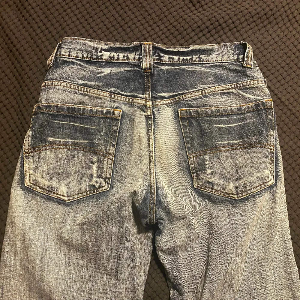 Skitcoola jeans hög kvalité tyg som tyvärr inte kommer till så mycket användning. Det är mansjeans men sitter jättebra på tjejer oxå :) Passar på mig som vanligtvis har storlek 38 o e 168 cm lång. 🌟. Jeans & Byxor.
