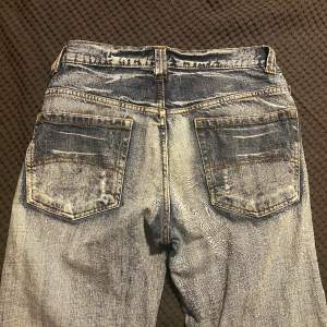 Skitcoola jeans hög kvalité tyg som tyvärr inte kommer till så mycket användning. Det är mansjeans men sitter jättebra på tjejer oxå :) Passar på mig som vanligtvis har storlek 38 o e 168 cm lång. 🌟