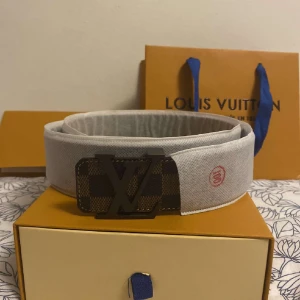 Louis Vuitton bälte - Hej, säljer nu mitt Louis Vuitton bälte. Äkta och boxen samt påsen ingår. Hör av dig vid intresse!!