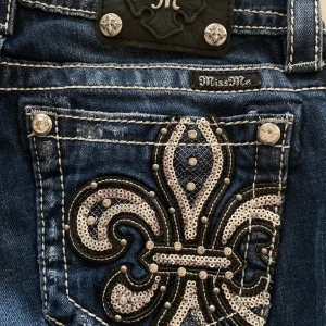 MissMe str 26 skinny  - Poulära Y2K jeans från missme. Storlek 26 innerbenet 31. Har flera olika modeller ute. 98%cotton, 2 % elastan 