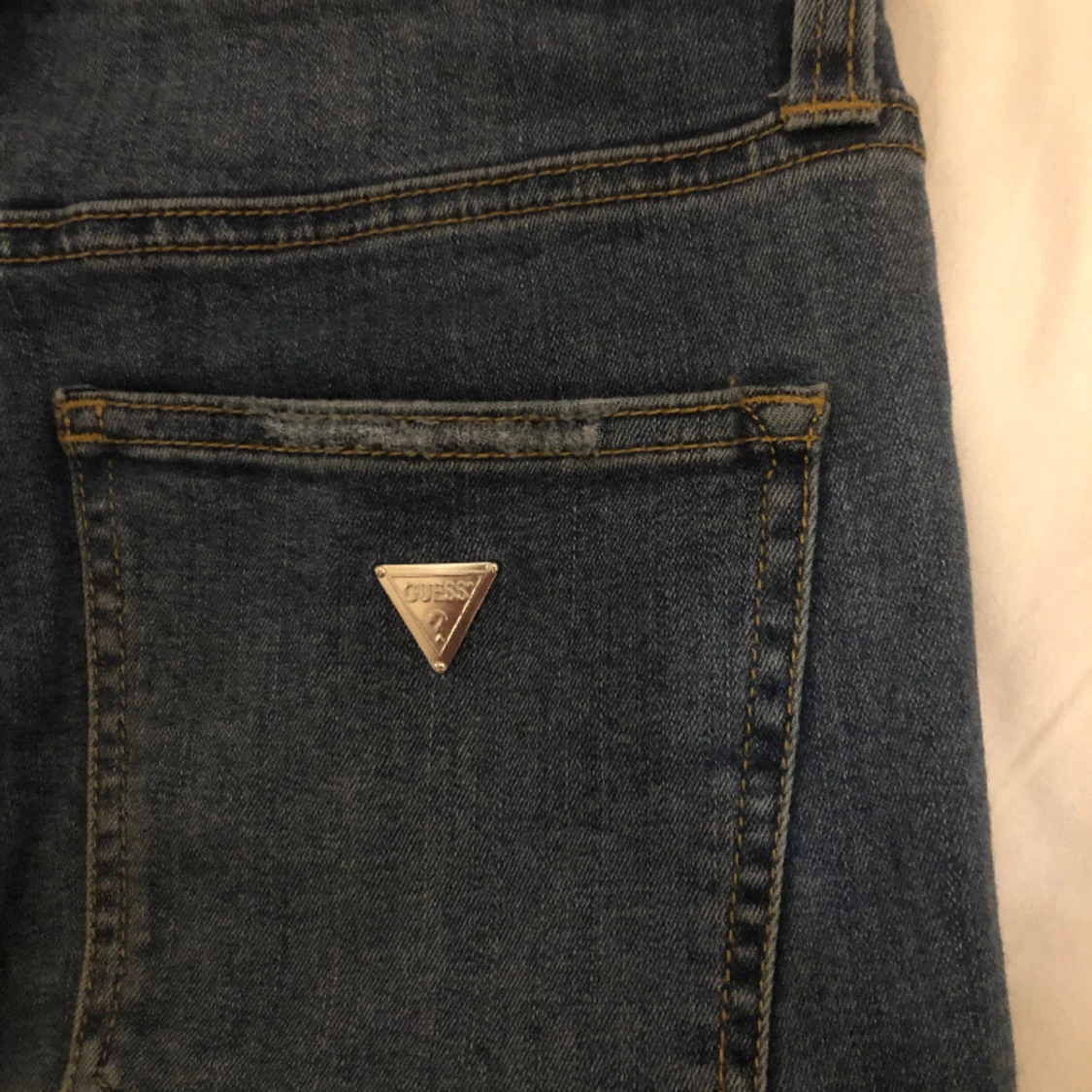 Mid waist jeans med hål från guess - 91