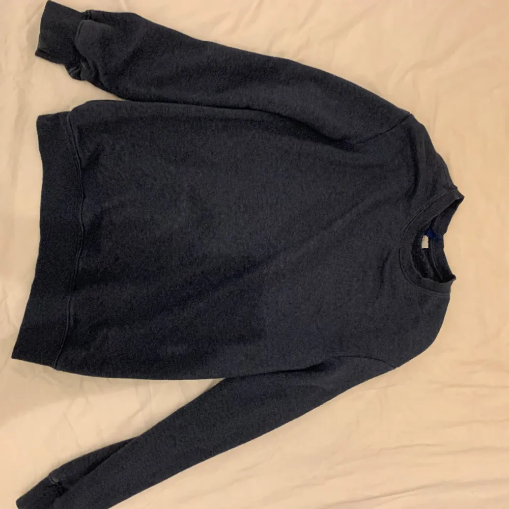 Säljer denna mörkblå sweatshirt då den är lite för liten för mig men är jätteskön och varm. Tröjor & Koftor.