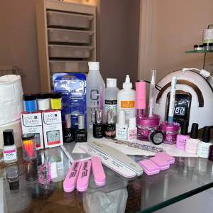 Stor gel naglar kit. Allting du behöver att göra hemma. Gele rosa %50 kvar Fransk vit gele %95 kvar Lampan bara änvand 1 månad funkar helt bra.  Glitter, professionell CND färger, tippar, målar, allting som du ser på bilden. 