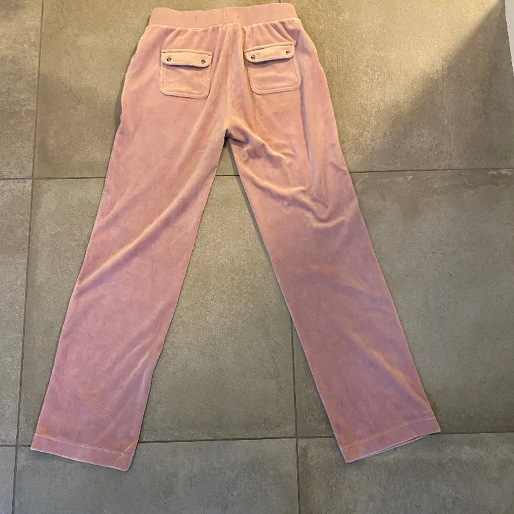 Juciy byxor i strl M, säljer då jag inte använder de och har många! Ny pris ca 1100, skriv för frågor . Jeans & Byxor.