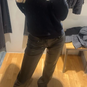 Skinnbyxor  - Säljer mina Såå fina Skinnbyxor i STL XXS, aldrig använda pga att dom är för stora 💗