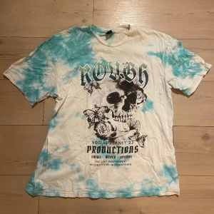 T-shirt  - Cool oversize T-shirt med tryck💙