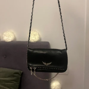 Zadig väska - Den populära Zadig väskan i den lilla modellen! Köpt på Zalando. Säljer då den inte längre används :) Nypris 2000 & uppåt