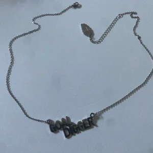 IOAKU halsband - Halsband från IOAKU, knappt använt. Har använts få gånger och köpt för 450kr. Boxen medföljer självklart💓💓