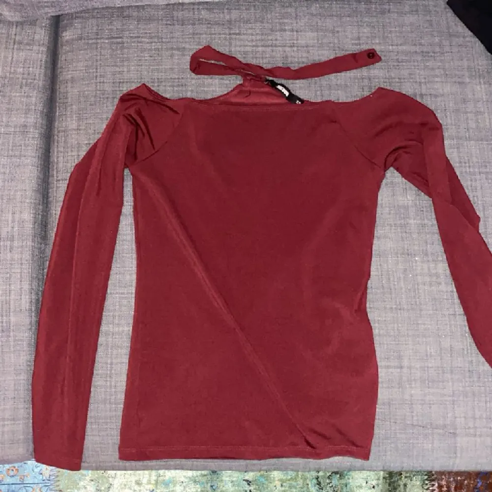 Säljer den här röda tröjan med choker då den inte används. Den knäpps med en knapp där bak i halsen. Tröjor & Koftor.