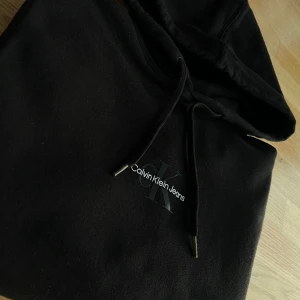 Calvin Klein Hoodie  - Säljer en ny Calvin Klein hoodie, endast använd några par gånger, inga repor, säljes pga fel storlek. Storlek xs, pris 450kr  Finns i Stinsen, Sollentuna.
