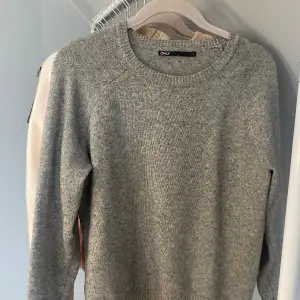 Säljer denna fina gråa stickade tröjan. Den är i fint skick och storlek S. Skriv för bilder på💞
