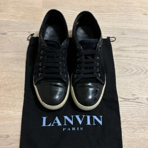 Lanvin skor - Säljer nu dessa feta lanvins, Skorna är i storlek Uk6 men är stora i storleken. Skick 7/10 dustbag medföljer, pris kan diskuteras vid snabb affär!