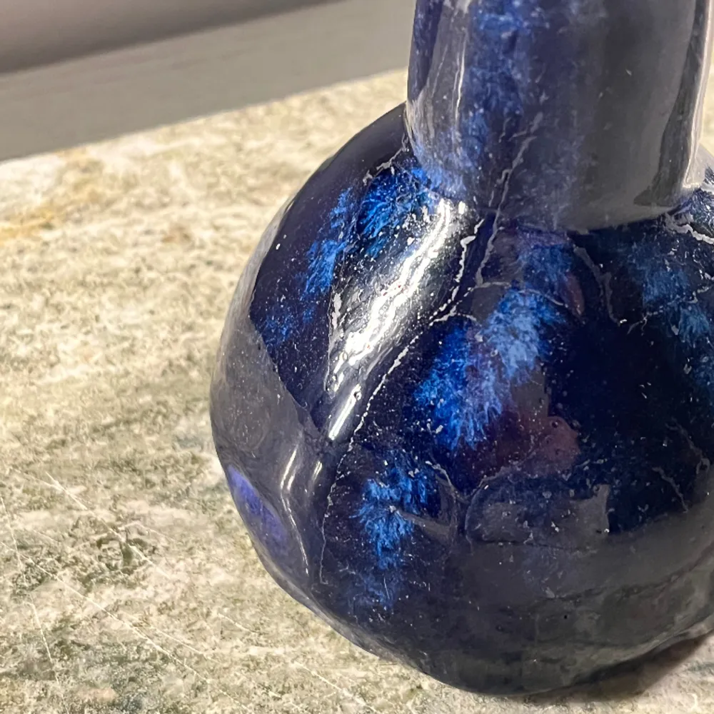 handgjord blå snygg falsk vas. Övrigt.