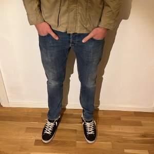 Dondup jeans i modellen George, storlek 35, nya. Nypris : 3599kr - Vårt pris : 1199kr. Modellen är 187 och väger 81kg. Hör av er vid frågor!/SS