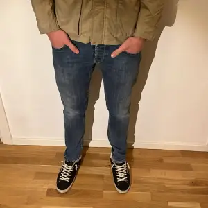 Dondup jeans i modellen George, storlek 35, nya. Nypris : 3599kr - Vårt pris : 1099kr. Modellen är 187 och väger 81kg. Hör av er vid frågor!/SS