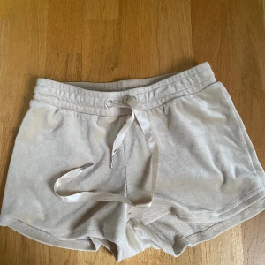 Gina pyjamasshorts  - Säljer dessa mjukis shorts från Gina som är använda någon enstaka gång. De är super sköna och såå fina🙈 De är i strl XS och väntar på att bli köpta 😽