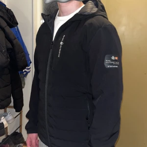 Sail Racing Jacka - Hej! Säljer min sail Racing jacka då jag vill ha något nytt till våren. Modellen heter "Patrol Hybrid jacket" och ny pris är 3500. Använd fåtal gånger. Storlek L, hör av er om intresse elr fler bilder.